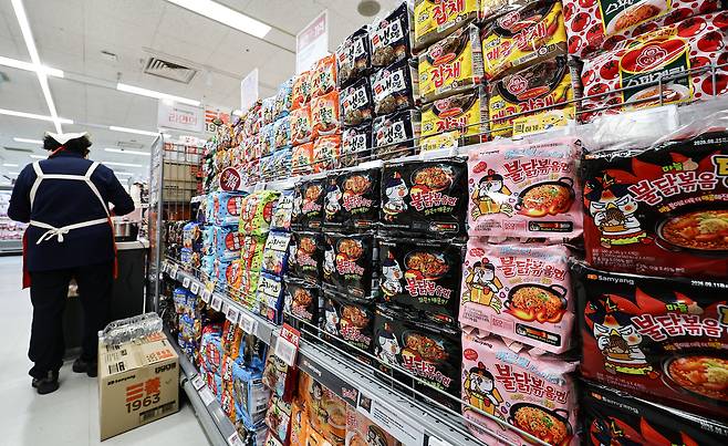 서울 시내 대형마트의 라면 매대. 뉴스1