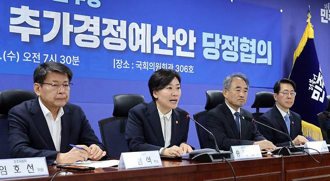 송미령(왼쪽 두 번째) 농림축산식품부 장관이 1일 국회 의원회관에서 열린 ‘2026년 농해수 추가경정예산안 당정협의’에서 발언하고 있다. 오승현 기자