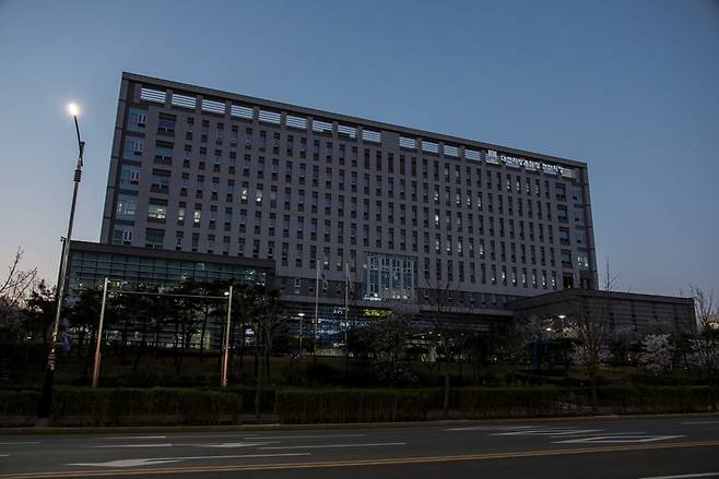 '파산지청'이라는 말이 나올 만큼 사건 적체가 심각한 대전지검 천안지청. 4월 7일 취재진이 천안지청을 찾았을 때 청사 밖엔 적막함이 감돌았다. ⓒ시사저널 최준필