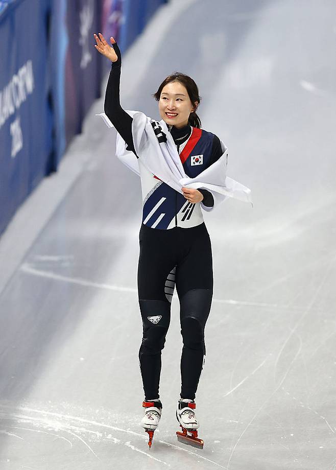 2026 밀라노·코르티나담페초 동계 올림픽 여자 1500m에서 은메달을 따낸 뒤 관중들을 향해 손을 흔드는 최민정. 게티이미지코리아