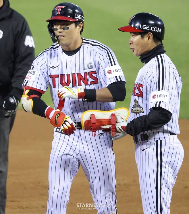 LG 천성호가 지난 2일 KIA전에서 2회말 1타점 적시타를 날리고 출루하고 있다. /사진=김진경 대기자