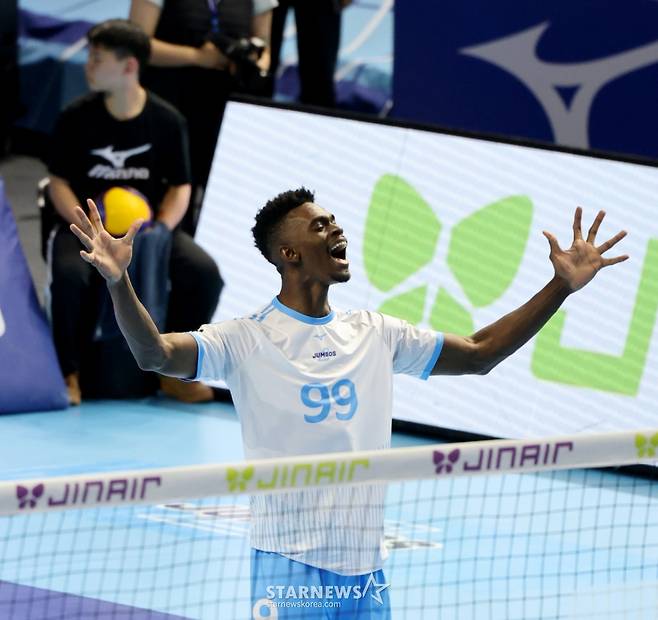 10일 인천 계양체육관에서 열린 진에어 2025-2026 V리그 챔피언결정전 대한항공과 현대캐피탈 5차전, 대한항공 마쏘가 서브에이스를 터뜨린 뒤 기뻐하고 있다. /사진=강영조 선임기자