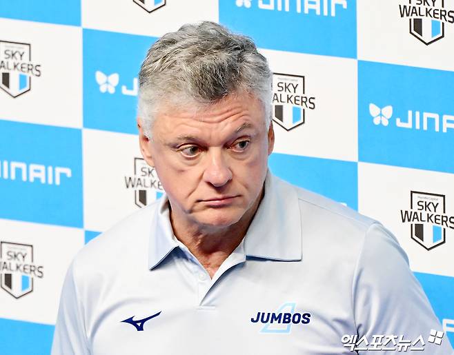 8일 오후 충남 천안유관순체육관에서 열린 '진에어 2025-2026 V-리그' 현대캐피탈과 대한항공의 챔피언결정전 4차전 경기, 대한항공 헤난 감독이 방송 인터뷰에 임하고 있다. 엑스포츠뉴스 DB