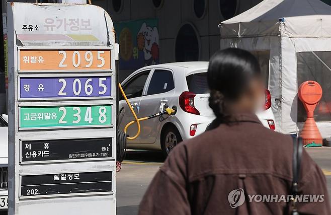 서울 평균 휘발윳값 2천원 돌파 (서울=연합뉴스) 박동주 기자 = 미국과 이란 간 종전 협상 타결 기대감이 남은 가운데 국내 주유소 기름값이 연일 상승 곡선을 그리고 있다.
특히 서울 지역 휘발유 평균 가격이 L당 2천원 선을 넘어서며 고유가 부담이 가중되는 모습이다. 사진은 7일 서울 시내 주유소 모습. 2026.4.7 pdj6635@yna.co.kr