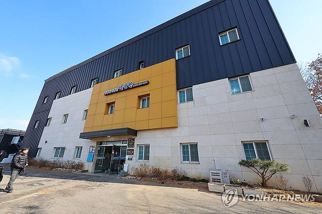 중증장애인 거주시설인 색동원 (인천=연합뉴스) 임순석 기자 = 9일 성폭력 의혹으로 경찰의 수사를 받는 중증장애인 거주시설인 인천 강화군 색동원. 2026.2.9 soonseok02@yna.co.kr