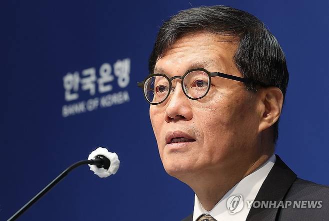 발언하는 이창용 총재 (서울=연합뉴스) 김성민 기자 = 이창용 한국은행 총재가 10일 서울 중구 한국은행 본관에서 열린 금융통화위원회 본회의 후 기자간담회에서 발언하고 있다. 2026.4.10 ksm7976@yna.co.kr