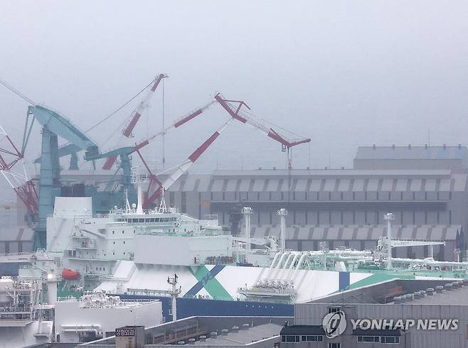 해군 잠수함 화재 난 HD현대중공업 (울산=연합뉴스) 김용태 기자 = 9일 울산시 동구 HD현대중공업에서 정비 중인 해군 잠수함에서 불이 났다. 이날 HD현대중공업 모습. 2026.4.9 yongtae@yna.co.kr