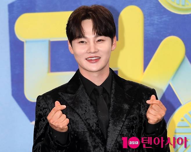 가수 박서진이 포즈를 취하고 있다 / 사진=텐아시아 DB