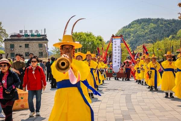 양평군의 대표축제인 ‘용문산 산나물축제’가 ‘킬러 콘텐츠’로 무장하며 대대적인 체질개선에 나섰다. 군은 올해 ‘산나물 진상행렬’을 약 1㎞ 구간의 대규모 퍼레이드로 확대 편성해 지역주민과 관광객이 함께 어우러지는 장면을 연출할 계획이다. 지난해 열린 ‘산나물 진상행렬’. /양평군 제공
