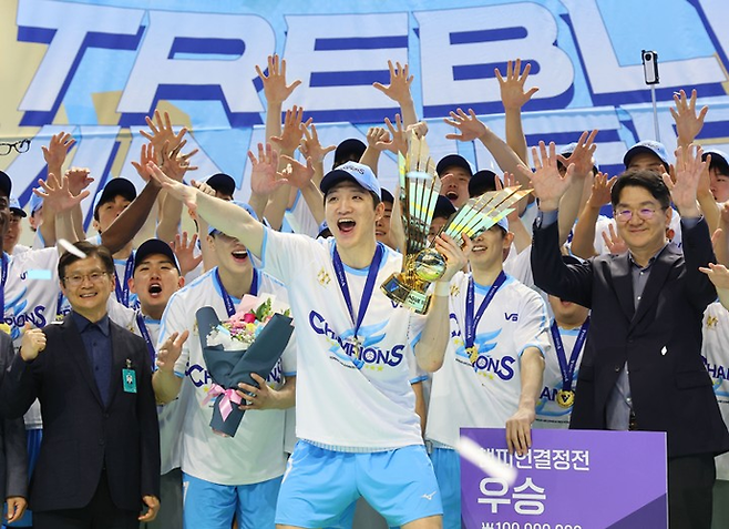 10일 인천 계양체육관에서 열린 2025~2026시즌 V리그 남자부 챔피언결정전서 우승한 인천 대한항공 선수단이 시상식후 기념촬영을 하며 기뻐하고 있다. 연합