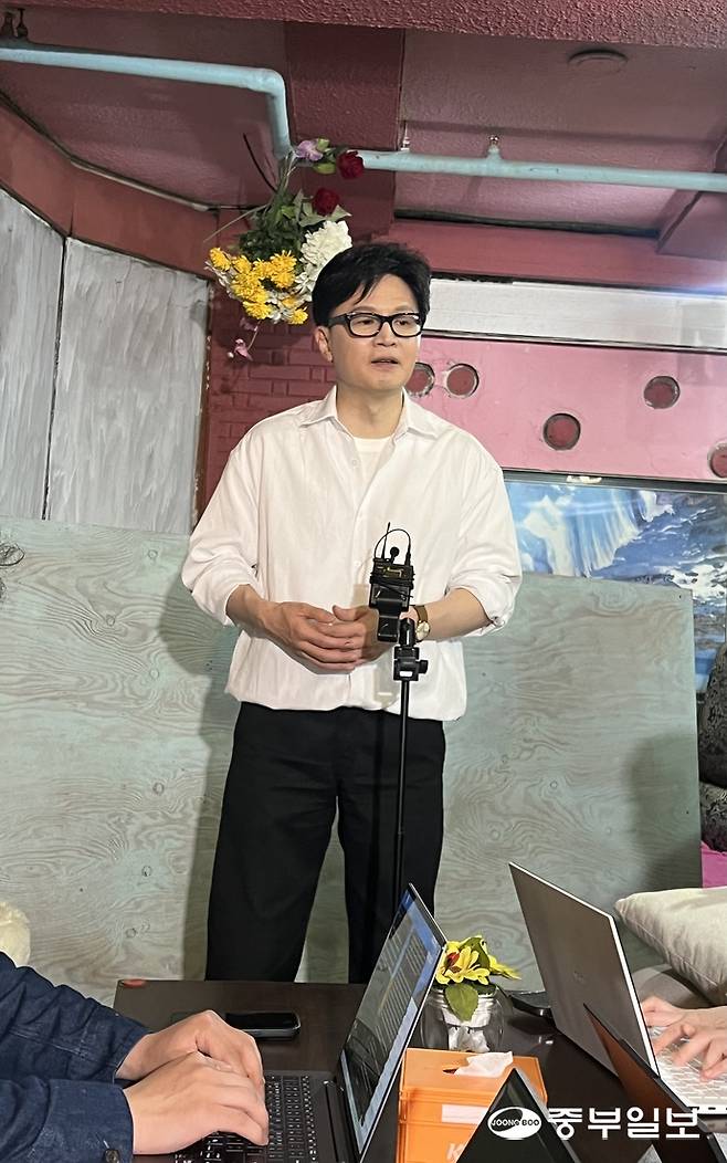 한동훈 전 국민의힘 대표가 11일 수원 지동시장을 찾아 언론인들과 백브리핑을 진행하고 있다. 신다빈기자