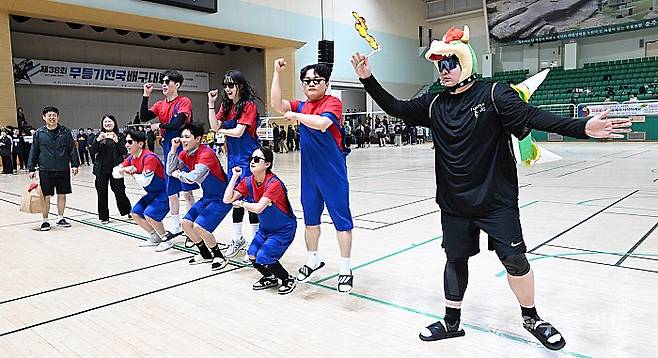 제38회 무등기 전국 배구대회가 11일 화순군 화순읍 하니움문화스포츠센터 외 보조경기장에서 개최됐다. 순천남산초등학교 선수단이 선수단이 팻말을 들고 경기장으로 입장하고 있다. 양광삼기자 ygs02@mdilbo.com