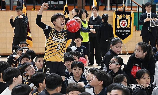 제38회 무등기 전국 배구대회가 11일 화순군 화순읍 하니움문화스포츠센터 외 보조경기장에서 개최됐다. 행운권에 당첨된 참가자가 환호하고 있다. 양광삼기자 ygs02@mdilbo.com