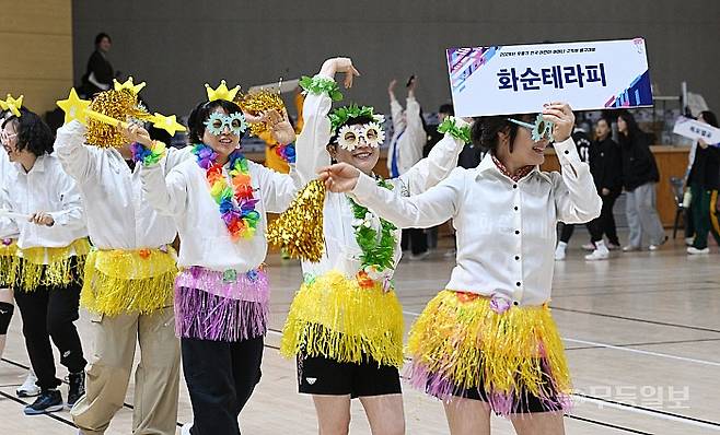 제38회 무등기 전국 배구대회가 11일 화순군 화순읍 하니움문화스포츠센터 외 보조경기장에서 개최됐다. 화순테라피 선수단이 선수단이 팻말을 들고 경기장으로 입장하고 있다. 양광삼기자 ygs02@mdilbo.com