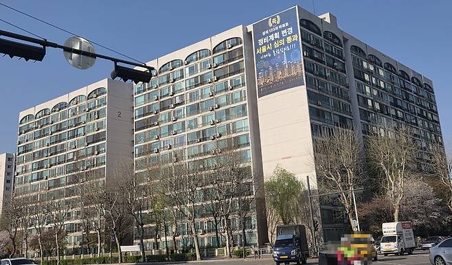 ▲서울 송파구 잠실 장미1·2·3차 아파트 전경. 서울시 도시계획위원회 심의를 통과하며 재건축 사업이 본격 추진 단계에 들어섰다는 평가가 나온다. 사진=장혜원 기자
