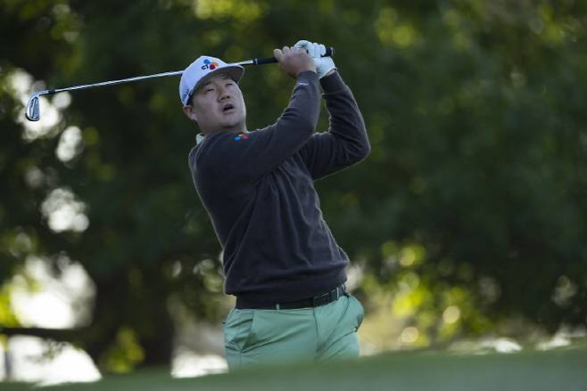 임성재가 11일(한국시간) 미국 조지아주 오거스타의 오거스타 내셔널 골프클럽에서 열린 마스터스 2라운드 4번홀에서 티샷을 한 뒤 공의 방향을 확인하고 있다. (사진=ANGC)