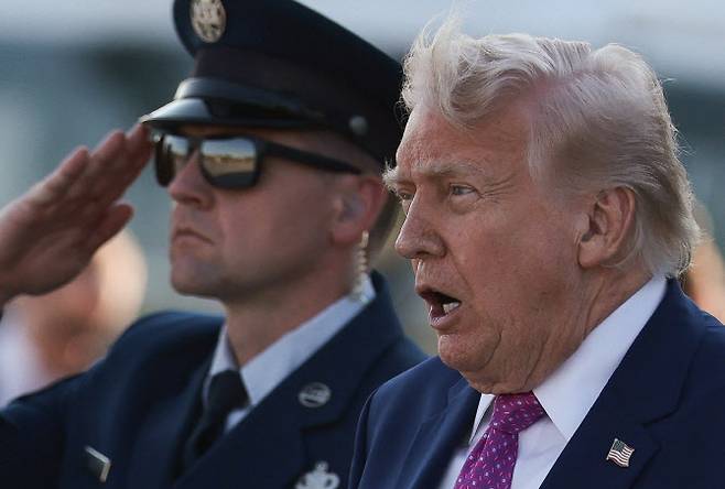 도널드 트럼프 미국 대통령이 10일(현지시간) 미국 버지니아주 샬러츠빌에서 에어포스원에서 내린 뒤 주변을 살피고 있다. (사진=로이터)