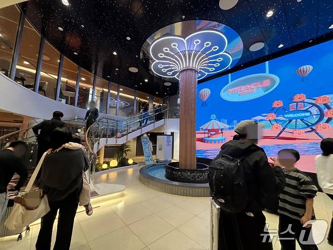 팬스타 미라클 호 5층에 있는 로비. 로비를 중심으로 대부분의 부대시설이 모여 있다. ⓒ 뉴스1 홍윤 기자