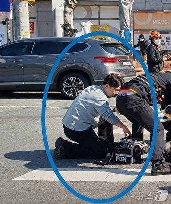 지난 8일 오전 9시 32분께 익산시 동산동의 한 교차로에서 보행자가 화물차에 치이는 사고가 발생해 퇴근하던 권선범 소방교가 응급처치에 나섰다.(전북소방본부 제공. 재판매 및 DB금지)