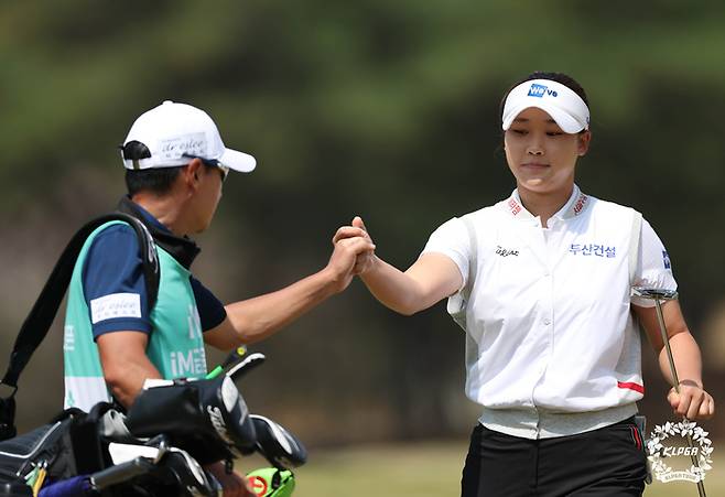 김민솔이 11일 열린 iM금융오픈 3라운드 3번 홀에서 버디를 수확한 후 홀 아웃 하고 있다. 사진 | KLPGA