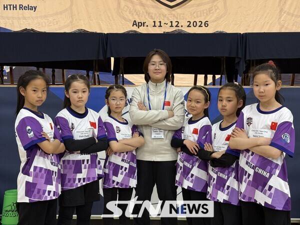 경기 종료 후 사진 포즈를 취하고 있는 장 이신의 소속팀 차이나 걸스 팀 원. /사진(광명)=강의택 기자