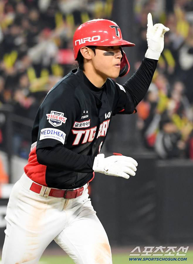 4번 타자의 무게감을 스스로 이겨낸 김도영이 솔로포를 터뜨리며 환호했다.