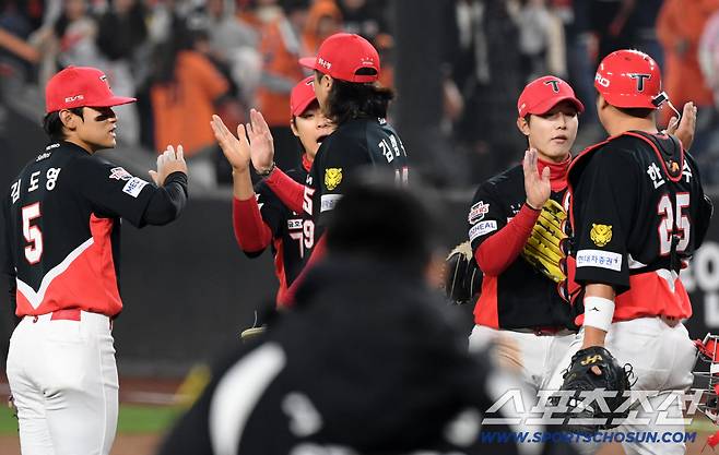 9회말 경기를 마무리 지은 김범수와 하이파이브를 나눈 김도영.