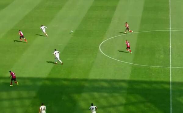 빈 공간으로 뛰는 이동준을 향해 정확하게 가는 김영빈의 침투패스. ⓒJTBC 스포츠