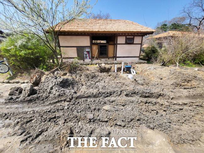 침전물로 섞인 토사가 아무런 대책없이 환경오염을 부추기고 있다. /김성권 기자