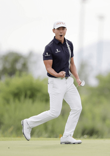 그린에서 화끈한 세리머니를 펼치는 홍순상. KPGA 제공