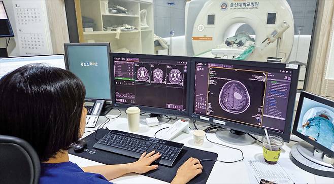 지난 2일 울산 동구 울산대병원 본관 1층에서 의료진이 MRI(자기공명영상) 검사를 하는 모습. 이 병원은 검사 예약 시스템을 바꿔 평균 18일이던 MRI 검사 대기일을 0일로 줄였다. /곽래건 기자
