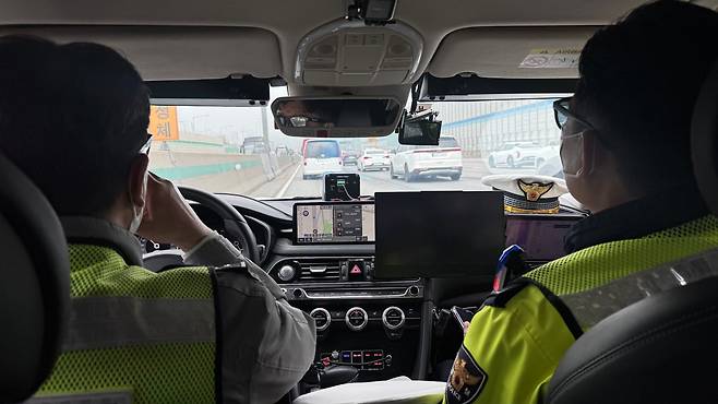 11일 오전 경부고속도로 버스전용차로 경찰 합동 단속에 투입된 암행순찰차. 버스전용차로를 달리던 흰색 승합차를 쫓아가고 있다. 이정훈 경사가 "속도 줄이고 갓길로 나오세요!"라고 소리치고 있다./김도균 기자