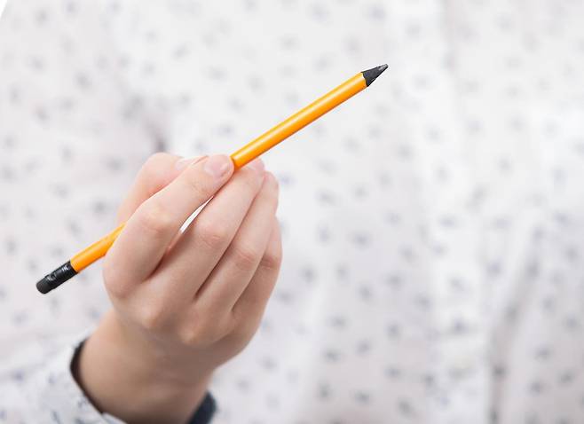 누군가 펜을 드는 행위는 인간의 자유의지로 이뤄진 일일까. 많은 사람들이 스스로의 선택에 의해 움직였다고 생각하겠지만, 신간 ‘모든 것은 결정되어 있다’의 저자는 “인간의 모든 행동은 오랜 시간 축적된 선행 원인에 따른 결과”라고 주장한다. 게티이미지뱅크