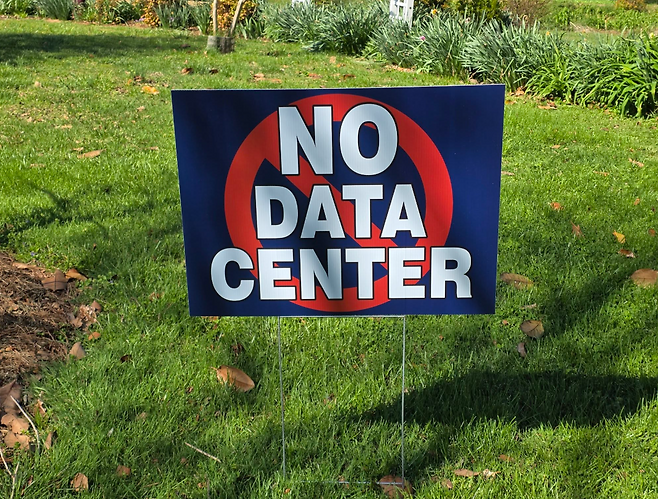 미국 버지니아주 퍼매톡스 카운티의 한 가정집 앞마당에 설치된 데이터센터 건설 반대 팻말. 미국에선 데이터센터 건설 붐이 일면서, 자기 지역에서 신규 건설을 멈추라는 지역 주민들의 목소리도 커져 간다. 아포마톡스 데이터 센터 감시단