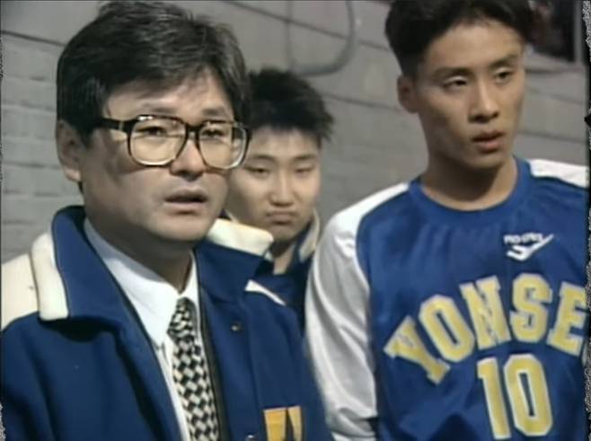 1990년대 초중반을 풍미한 연세대 농구팀을 이끈 최희암 감독(왼쪽)은 철저한 역할 분배와 강도 높은 훈련으로 선수들에게 왜 농구를 5명이 하는지를 알게 해 줬다. 겉멋과 튀는 행동은 철저하게 막고 ‘잘하는 걸 책임 지고 잘하는 법’을 깨우치게 했다. 오른쪽은 슈터 우지원. MBC 유튜브 캡쳐.