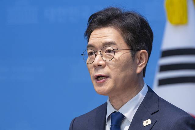 더불어민주당 서울시장 후보로 확정된 정원오 전 서울 성동구청장이 10일 국회 소통관에서 기자 회견을 하고 있다. 연합뉴스