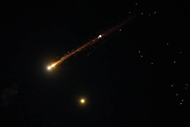 이스라엘 상공에서 폭발한 이란 미사일. AP 연합뉴스