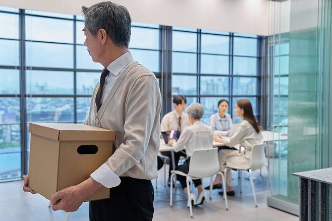 퇴직 후 몇가지 선택이 노후자금 흐름을 크게 바꿀 수 있다. 국민연금 수령 시기, 건강보험 피부양자 자격 등 꼼꼼히 알아볼수록 여유로운 은퇴생활을 맞이할 수 있다. /게티이미지뱅크