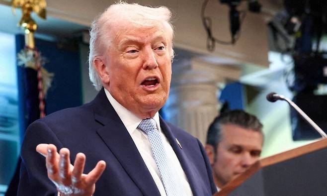 도널드 트럼프 미국 대통령이 피트 헤그세스 국방장관과 함께 지난 6일(현지시각) 미국 워싱턴 백악관 브리핑룸에서 기자회견을 하고 있다. 워싱턴/로이터 연합뉴스