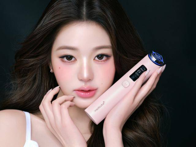 에이피알의 뷰티 디바이스 브랜드 '메디큐브 에이지알'의 모델 장원영과 신제품 '부스터 프로X2' 모습. 에이피알 제공