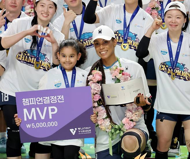 2025~26 V리그 여자부 GS칼텍스와 한국도로공사의 챔피언결정전 3차전 경기가 5일 서울 장충체육관에서 열려 세트스코어 3대 1로 GS칼텍스가 승리, 우승을 차지했다. 경기 후 MVP를 차지한 실바가 딸과 함께 트로피를 들고 포즈를 취하고 있다. 장충=김민규 기자 mgkim1@edaily.co.kr /2026.04.05/