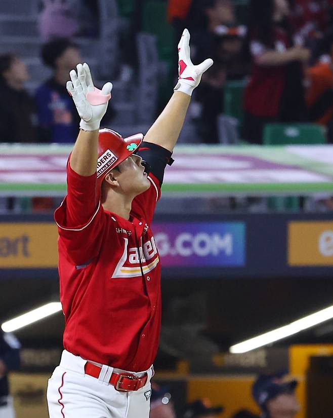 <yonhap photo-8073=""> 이율예 끝내기 투런 홈런. 연합뉴스</yonhap>