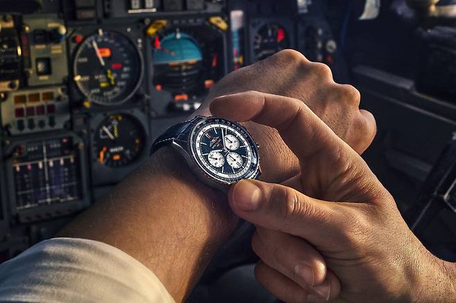 브라이틀링의 신제품 '내비타이머 B01 크로노그래프 43 트리뷰트 투 콩코드'. 593개 한정 생산하는 이 모델은 초음속 여객기 콩코드의 비행 50주년을 기념해 나왔다. 내비타이머는 70년 넘게 파일럿 워치 분야의 대표주자로 손꼽히는 브라이틀링의 기함 컬렉션이다. 사진 브라이틀링