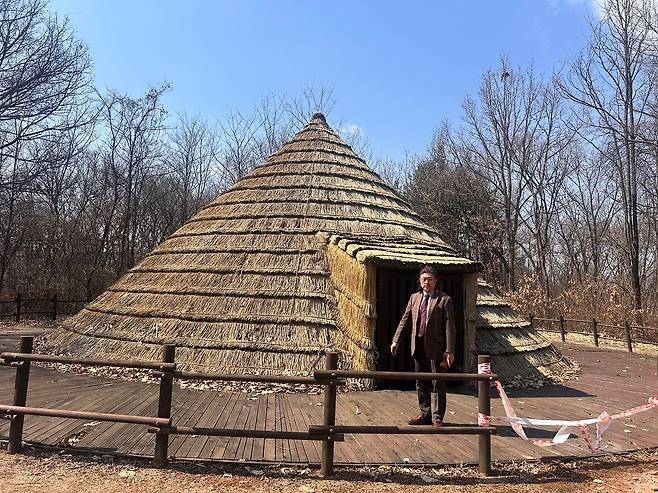 경기도 연천군 전곡선사박물관의 ‘E55-S20-IV 피트’. 2000~2001년 전곡리 유적 시굴 조사 과정에서 만들어진 깊이 7.5m 구덩이를 후대 고고학을 위해 보존하고 있다. 앞에 선 이는 이한용 전곡선사박물관장. 강혜란 기자