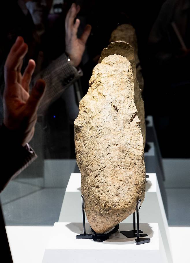 세계 최대 구석기 ‘주먹찌르개(양면석기)’가 첫 공개된 지난 3월 12일 경기도 연천 전곡선사박물관 상설관에 전시품이 전시되어 있다. 우상조 기자