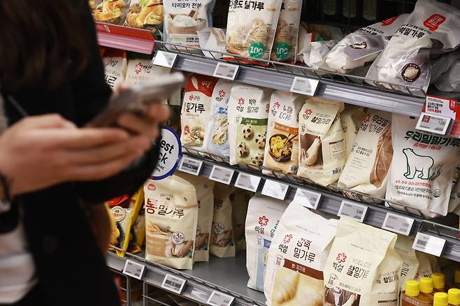 공정거래위원회가 ‘밀가루’ 담합을 적발했던 지난 2월 서울의 한 대형마트. 연합뉴스