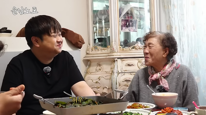 윤남노포 채널 <버터떡 봄동 비켜! 유채 나물 나가신다> 영상의 한 장면. ‘윤남노포’ 채널 갈무리