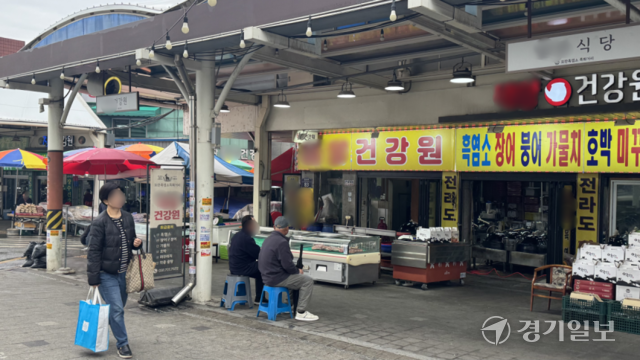 10일 성남시 중원구 모란시장에 위치한 모란흑염소특화거리 앞을 시민들이 지나가고 있다. 일부 손님은 건강원 앞에서 염소고기를 바라보는 중이다. 김소현기자