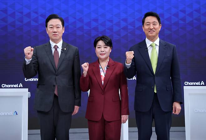 10일 서울 종로구 채널A 스튜디오에서 국민의힘 서울시장 경선 후보인 박수민 의원(왼쪽부터), 윤희숙 전 의원, 오세훈 서울시장이 서울시장 후보 제2차 TV 토론회에 참석해 포즈를 취하고 있다. 국회사진기자단.