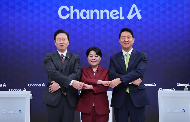 박수민 의원(왼쪽부터), 윤희숙 전 의원, 오세훈 서울시장이 10일 오후 서울 종로구 채널A 스튜디오에서 열린 국민의힘 서울시장 후보 제2차 TV 토론회에 참석해 포즈를 취하고 있다. <뉴스1>